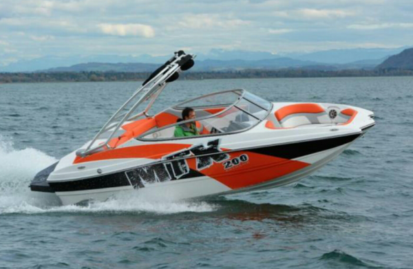 ตัวแทนจำหน่ายเรือ Hurricane และ Rinker จาก USA