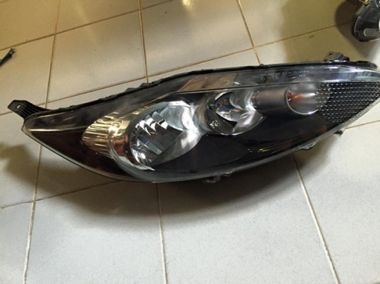 ไฟหน้า ฟอร์ด เฟียสต้า