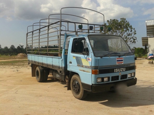 รถอีซูซุ 6 ล้อ รั้ว ( ไม่ดั้ม )  NKR 110 แรงม้า. ปี 36  สนใจติดต่อ 081 - 6079515