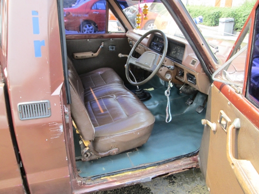 เฮียเชนต์เกาะช้างจังหวัดตราดครับ  ชุดโอนมาแลัวครับ  จดได้ทุกจังหวัด  ผมใช้อยู่ทุกวันครับ รูปเยอะดูได้ทุกจุด น้ำมันโซล่า เครื่องดีมาก  ครัชชีสวยตลอดเส้น  ช่วงล่างดี  เบรค  ครัชดีครับ