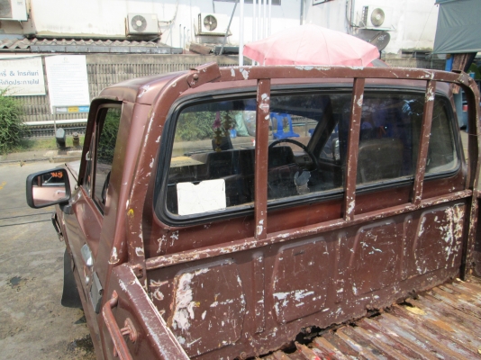 เฮียเชนต์เกาะช้างจังหวัดตราดครับ  ชุดโอนมาแลัวครับ  จดได้ทุกจังหวัด  ผมใช้อยู่ทุกวันครับ รูปเยอะดูได้ทุกจุด น้ำมันโซล่า เครื่องดีมาก  ครัชชีสวยตลอดเส้น  ช่วงล่างดี  เบรค  ครัชดีครับ