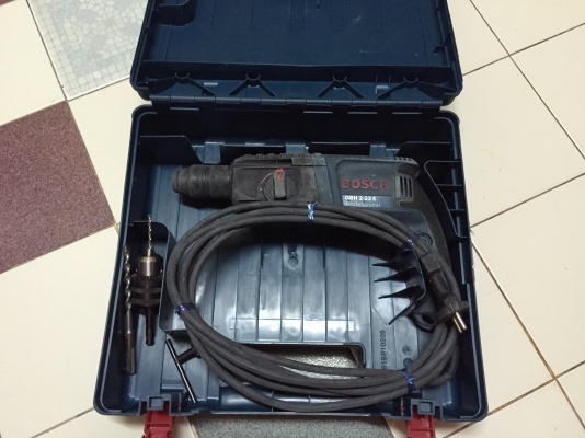 ขายสว่านไฟฟ้าระบบโรตารี่เจาะกระแทกปูนยี่ห้อBOSCHสภาพสวยๆพร้อมกล่องและอุปกรณ์