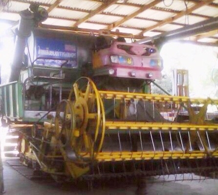 ขายด่วน รถเกี่ยวข้าวไทยเส็งยนต์การเกษตร TSY รุ่น เดี่ยวทรนง เครื่องยนต์ 235 HP JO8C-J1 เทอร์โบ อุ้ม 2.5 ตัน ท่อส่งฝั่งซ้าย ปั๊มไดกิ้นเบอร์ 23 ช่วงล่างตัวเดิน 12 โซ่ของ D4. สภาพดีมากครับพร้อมทำงานได้เลย ราคาต่อรองได้ครับ