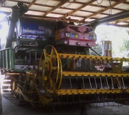 ขายด่วน รถเกี่ยวข้าวไทยเส็งยนต์การเกษตร TSY รุ่น เดี่ยวทรนง เครื่องยนต์ 235 HP JO8C-J1 เทอร์โบ อุ้ม 2.5 ตัน ท่อส่งฝั่งซ้าย ปั๊มไดกิ้นเบอร์ 23 ช่วงล่างตัวเดิน 12 โซ่ของ D4. สภาพดีมากครับพร้อมทำงานได้เลย ราคาต่อรองได้ครับ