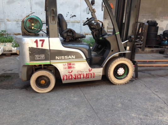 รถยกนิสสัน รุ่นล่าสุด น้ำหนักยก 2.5  ตัน เสาสูง 4 เมตร เครื่องเบนซินติดแก๊ส เกียร์ออโต้ งายาว 1.50 เมตร