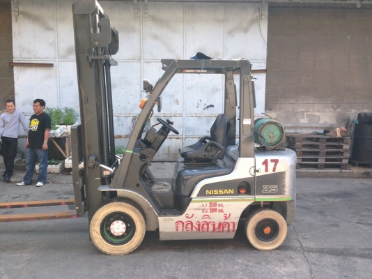 รถยกนิสสัน รุ่นล่าสุด น้ำหนักยก 2.5  ตัน เสาสูง 4 เมตร เครื่องเบนซินติดแก๊ส เกียร์ออโต้ งายาว 1.50 เมตร