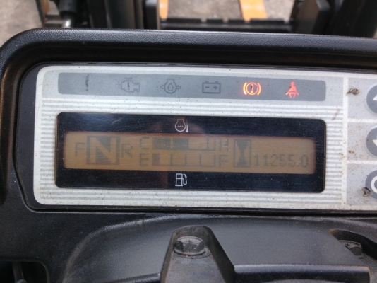 รถยกนิสสัน รุ่นล่าสุด น้ำหนักยก 2.5  ตัน เสาสูง 4 เมตร เครื่องเบนซินติดแก๊ส เกียร์ออโต้ งายาว 1.50 เมตร