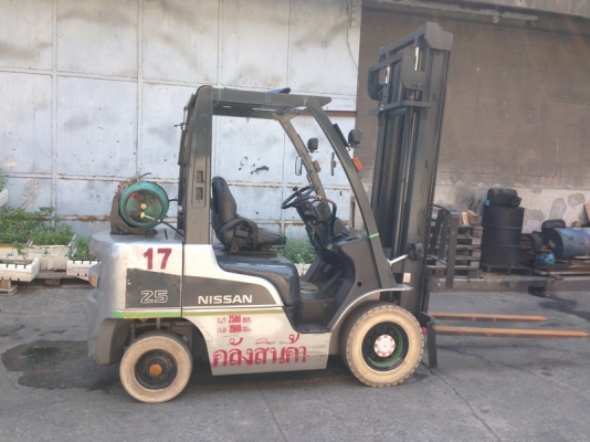 รถยกนิสสัน รุ่นล่าสุด น้ำหนักยก 2.5  ตัน เสาสูง 4 เมตร เครื่องเบนซินติดแก๊ส เกียร์ออโต้ งายาว 1.50 เมตร