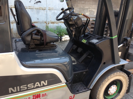 รถยกนิสสัน รุ่นล่าสุด น้ำหนักยก 2.5  ตัน เสาสูง 4 เมตร เครื่องเบนซินติดแก๊ส เกียร์ออโต้ งายาว 1.50 เมตร