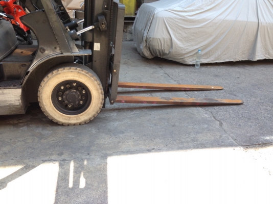 รถยกนิสสัน รุ่นรองล่าสุด น้ำหนักยก 2.5  ตัน เสาสูง 4 เมตร เครื่องเบนซินติดแก๊ส เกียร์ออโต้ งายาว 1.50 เมตร