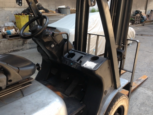 รถยกนิสสัน รุ่นรองล่าสุด น้ำหนักยก 2.5  ตัน เสาสูง 4 เมตร เครื่องเบนซินติดแก๊ส เกียร์ออโต้ งายาว 1.50 เมตร