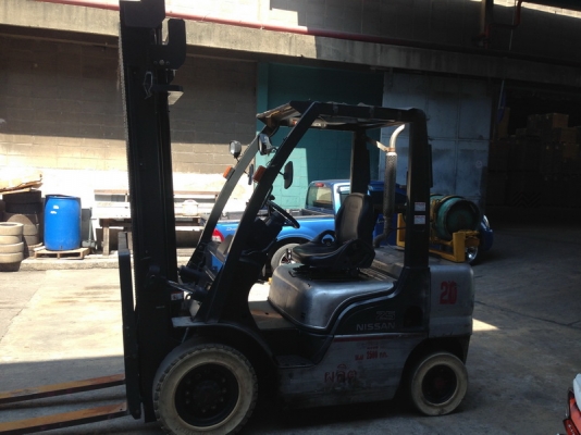 รถยกนิสสัน รุ่นรองล่าสุด น้ำหนักยก 2.5  ตัน เสาสูง 4 เมตร เครื่องเบนซินติดแก๊ส เกียร์ออโต้ งายาว 1.50 เมตร