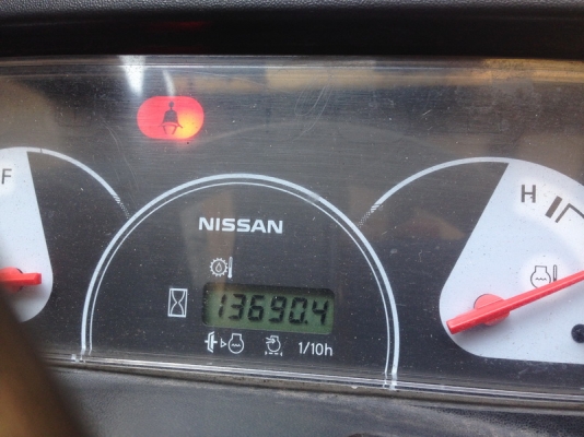 รถยกนิสสัน รุ่นรองล่าสุด น้ำหนักยก 2.5  ตัน เสาสูง 4 เมตร เครื่องเบนซินติดแก๊ส เกียร์ออโต้ งายาว 1.50 เมตร