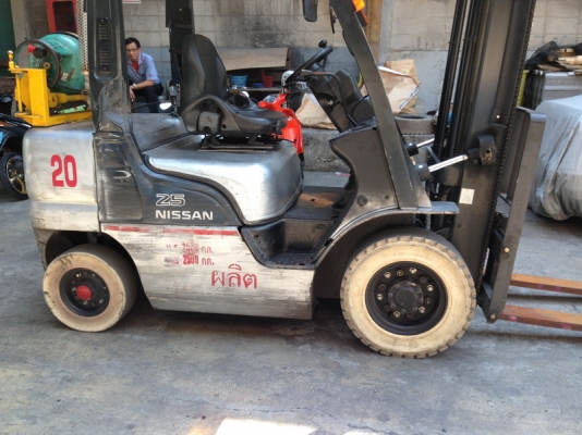 รถยกนิสสัน รุ่นรองล่าสุด น้ำหนักยก 2.5  ตัน เสาสูง 4 เมตร เครื่องเบนซินติดแก๊ส เกียร์ออโต้ งายาว 1.50 เมตร