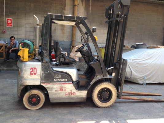 รถยกนิสสัน รุ่นรองล่าสุด น้ำหนักยก 2.5  ตัน เสาสูง 4 เมตร เครื่องเบนซินติดแก๊ส เกียร์ออโต้ งายาว 1.50 เมตร