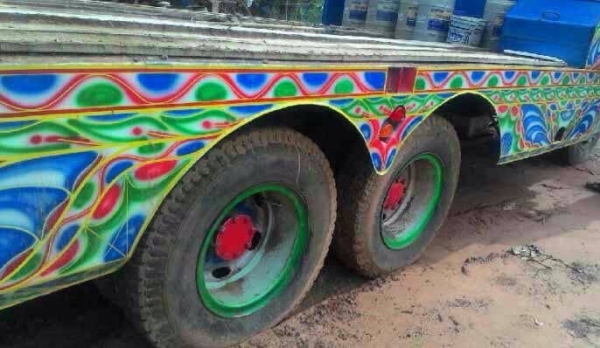 ISUZU TX 145 HP 6BB1 รถหัวยาวสิบล้อเพลาเดียว เทรลเลอร์ท้ายลาดมีหางพับไฮดรอลิกส์ขึ้นรถเกี่ยวข้าวและขึ้นรถแบ็คโฮร PC 200 ได้เลยครับไม่มีปัญหา แล็ปลายสวยรอบคัน เครื่องแรงดีไม่มีเยิ้ม หัวเก๋งลายสวยภายในเก๋งคอนโซลครบไม่มีผุ ช่วงล่างใหญ่เพลาเดียวของ FUSO คัชซีไ