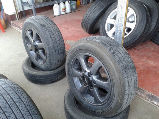 ดีแม็กรมดำ ขอบ 16 พร้อมยาง 215/60/16 สวยๆ ดอกเยอะ