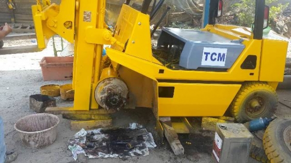 ขายโฟล์คลิฟท์ TCM 2.5 ตัน เสาสูง 4 เมตร งากระดก