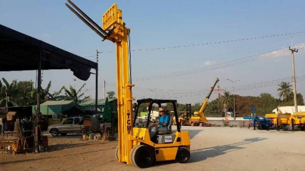 ขายโฟล์คลิฟท์ TCM 2.5 ตัน เสาสูง 4 เมตร งากระดก