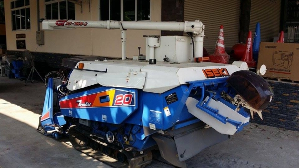 รถเกี่ยวข้าวพร้อมนวดข้าวในตัว ISEKI ขนาด 20 แรง มีท่อส่งข้าว พร้อมทั้งมีตัวสับฟางข้าว และมัดฟางข้าวเป็นก้อนได้ รถเกี่ยวข้าวพร้อมนวดข้าวในตัว ISEKI ขนาด 20 แรง มีท่อส่งข้าว พร้อมทั้งมีตัวสับฟางข้าว และมัดฟางข้าวเป็นก้อนได้