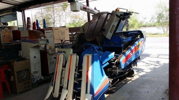 รถเกี่ยวข้าวพร้อมนวดข้าวในตัว ISEKI ขนาด 20 แรง มีท่อส่งข้าว พร้อมทั้งมีตัวสับฟางข้าว และมัดฟางข้าวเป็นก้อนได้ รถเกี่ยวข้าวพร้อมนวดข้าวในตัว ISEKI ขนาด 20 แรง มีท่อส่งข้าว พร้อมทั้งมีตัวสับฟางข้าว และมัดฟางข้าวเป็นก้อนได้