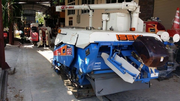 รถเกี่ยวข้าวพร้อมนวดข้าวในตัว ISEKI ขนาด 20 แรง มีท่อส่งข้าว พร้อมทั้งมีตัวสับฟางข้าว และมัดฟางข้าวเป็นก้อนได้ รถเกี่ยวข้าวพร้อมนวดข้าวในตัว ISEKI ขนาด 20 แรง มีท่อส่งข้าว พร้อมทั้งมีตัวสับฟางข้าว และมัดฟางข้าวเป็นก้อนได้