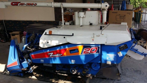 รถเกี่ยวข้าวพร้อมนวดข้าวในตัว  ISEKI   ขนาด 20  แรง มีท่อส่งข้าว  พร้อมทั้งมีตัวสับฟางข้าว และมัดฟางข้าวเป็นก้อนได้