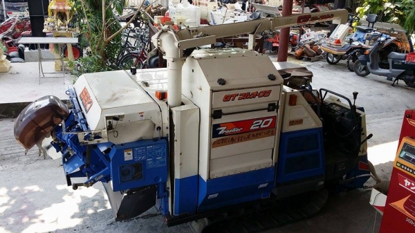 รถเกี่ยวข้าวพร้อมนวดข้าวในตัว ISEKI ขนาด 20 แรง มีท่อส่งข้าว พร้อมทั้งมีตัวสับฟางข้าว และมัดฟางข้าวเป็นก้อนได้ รถเกี่ยวข้าวพร้อมนวดข้าวในตัว ISEKI ขนาด 20 แรง มีท่อส่งข้าว พร้อมทั้งมีตัวสับฟางข้าว และมัดฟางข้าวเป็นก้อนได้