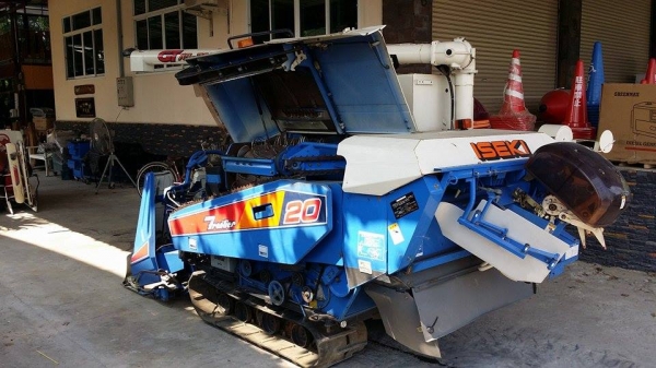 รถเกี่ยวข้าวพร้อมนวดข้าวในตัว ISEKI ขนาด 20 แรง มีท่อส่งข้าว พร้อมทั้งมีตัวสับฟางข้าว และมัดฟางข้าวเป็นก้อนได้ รถเกี่ยวข้าวพร้อมนวดข้าวในตัว ISEKI ขนาด 20 แรง มีท่อส่งข้าว พร้อมทั้งมีตัวสับฟางข้าว และมัดฟางข้าวเป็นก้อนได้