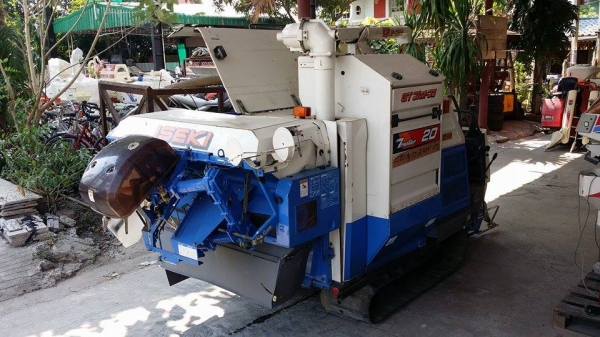 รถเกี่ยวข้าวพร้อมนวดข้าวในตัว ISEKI ขนาด 20 แรง มีท่อส่งข้าว พร้อมทั้งมีตัวสับฟางข้าว และมัดฟางข้าวเป็นก้อนได้ รถเกี่ยวข้าวพร้อมนวดข้าวในตัว ISEKI ขนาด 20 แรง มีท่อส่งข้าว พร้อมทั้งมีตัวสับฟางข้าว และมัดฟางข้าวเป็นก้อนได้