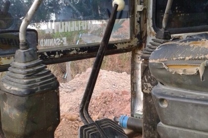 KOMATSU PC 90-6 รถบอดี้สวยมากครับพร้อมทำงานได้เลย เครื่องเดิมปั๊มเดิมทำงานเร็วไม่โหลด ภายในเก๋งสะอาดสวย คอนโทรลยาว แอร์เย็น ขับง่ายคล่องตัวสุดๆครับ ภายนอกบอดี้สวยสีสันเดิมๆ ช่วงล่างเอวแน่น โรลเลอร์โซ่บูทใบแทรกหนาดีประมาณ 60\% พร้อมทำงานได้เลย เอกสารสัญญาซื