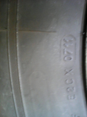 ขายล้อ อีซูซุ ขอบ 205/70R14 พร้อมยางปี 11 คู่ และปี 07 ขาย 3500