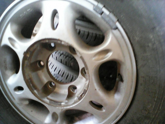 ขายล้อ อีซูซุ ขอบ 205/70R14 พร้อมยางปี 11 คู่ และปี 07 ขาย 3500