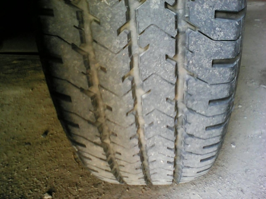 ขายล้อ อีซูซุ ขอบ 205/70R14 พร้อมยางปี 11 คู่ และปี 07 ขาย 3500