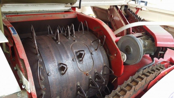 รถเกี่ยวข้าวพร้อมนวดข้าวในตัว แบบนั่งขับ เก่าญี่ปุ่น YANMAR Ee-3 ขนาด 10 แรง มีตัวอุ้มเกี่ยวข้าวล้ม รถเกี่ยวข้าวพร้อมนวดข้าวในตัว แบบนั่งขับ เก่าญี่ปุ่น YANMAR Ee-3 ขนาด 10 แรง มีตัวอุ้มเกี่ยวข้าวล้ม