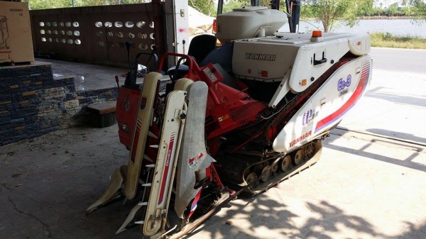 รถเกี่ยวข้าวพร้อมนวดข้าวในตัว แบบนั่งขับ เก่าญี่ปุ่น  YANMAR Ee-3  ขนาด 10 แรง มีตัวอุ้มเกี่ยวข้าวล้ม