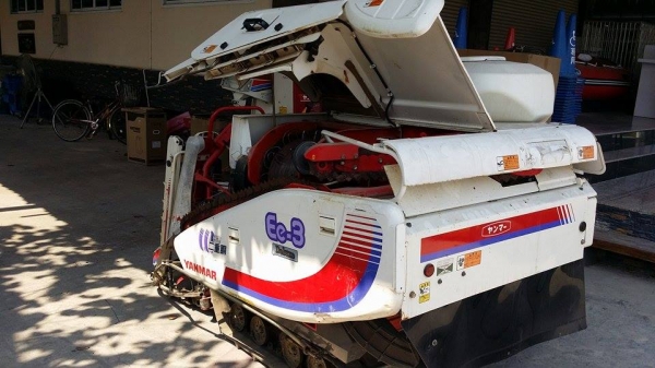 รถเกี่ยวข้าวพร้อมนวดข้าวในตัว แบบนั่งขับ เก่าญี่ปุ่น YANMAR Ee-3 ขนาด 10 แรง มีตัวอุ้มเกี่ยวข้าวล้ม รถเกี่ยวข้าวพร้อมนวดข้าวในตัว แบบนั่งขับ เก่าญี่ปุ่น YANMAR Ee-3 ขนาด 10 แรง มีตัวอุ้มเกี่ยวข้าวล้ม