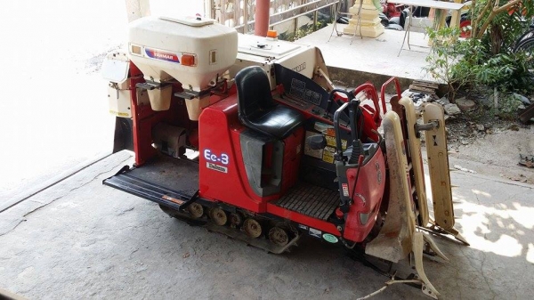 รถเกี่ยวข้าวพร้อมนวดข้าวในตัว แบบนั่งขับ เก่าญี่ปุ่น YANMAR Ee-3 ขนาด 10 แรง มีตัวอุ้มเกี่ยวข้าวล้ม รถเกี่ยวข้าวพร้อมนวดข้าวในตัว แบบนั่งขับ เก่าญี่ปุ่น YANMAR Ee-3 ขนาด 10 แรง มีตัวอุ้มเกี่ยวข้าวล้ม