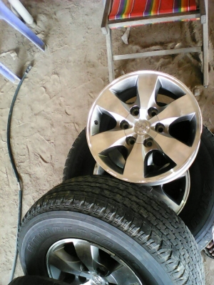 ขายล้อวีโก้ขอบ 16พร้อมยางปี 11 ยางใช้ใด้ 2 เส้นนะคับ3900