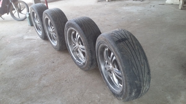 ขายแม็กขอบ17 พร้อมยาง ยางดี3เส้น บวมเส้นนึงคับ นอกนั้นดีหมด