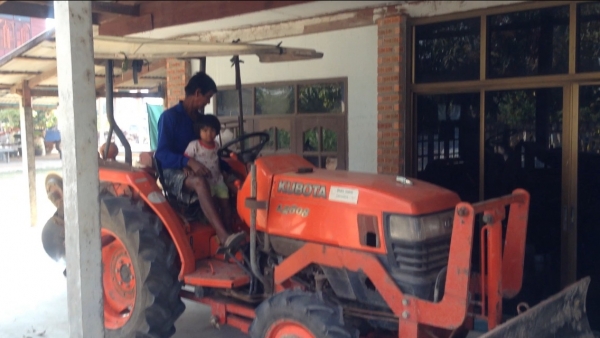 ขายด่วนรถไถนาคูโบต้า L 2808 4 WD พร้อมอุปกรณ์  ผานดันหน้า  ผานหลัง รถสวยเครื่องแน่นไม่มีเยิ้ม สภาพรถพร้อมใช้งานได้เลยครับ มีภาพวีดีโอให้รับชมด้วยนะครับ  ต้องการด่วนหรือสนใจติดต่อ คุณชัยยา สตึก  ได้นะครับ เบอร์โทร 0819972972 และ 0898451778  หรือ  044666729