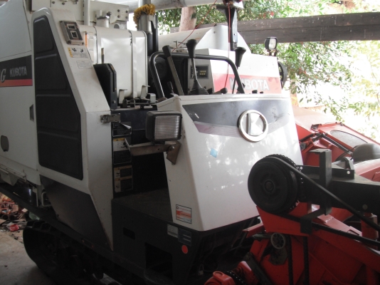 ขาย คูโบต้า DC68 รถอุ้ม สภาพสวยครับ รถไม่มีคนขับ เลยขาย เล่มทะเบียนพร้อมโอน ซื้อมา ล้านกว่าบาทครับ ราคานี้หน้าลงเกี่ยวไม่ขาดทุนคับ รถสวยสีไม่ถลอก ช่วงล่างยังดี สภาพ 90\% ครับ ราคาต่อรองได้ ครับ