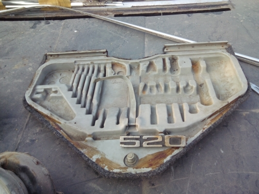 กล่องเก็บเครื่องมือฝากระโปรงหลังBMW e12 300บาทโลโก้100บาท