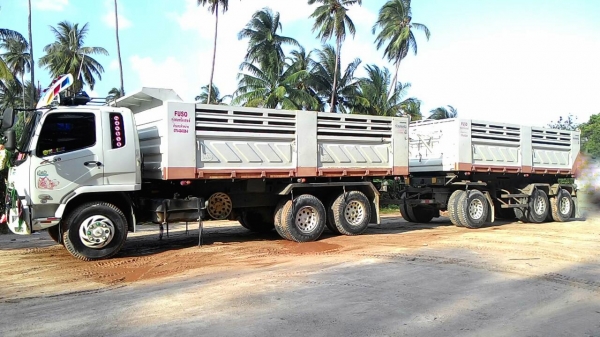 รถมิตซู 10 ล้อดั้ม 270 แรงม้า. ปี 56  ( ขายแม่ , ลูก )   สนใจติดต่อ  081 - 6079515