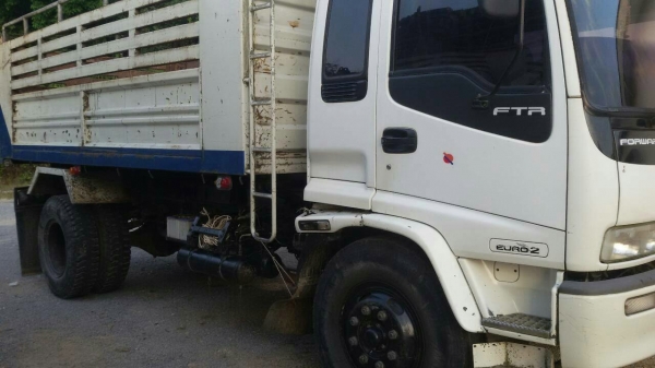 รถอีซูซุ 6 ล้อดั้ม 210 แรงม้า. ปี 49  ( รถวิ่ง 2xx,xxx กม. )   สนใจติดต่อ 081 - 6079515