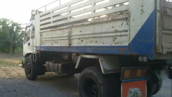 รถอีซูซุ 6 ล้อดั้ม 210 แรงม้า. ปี 49  ( รถวิ่ง 2xx,xxx กม. )   สนใจติดต่อ 081 - 6079515