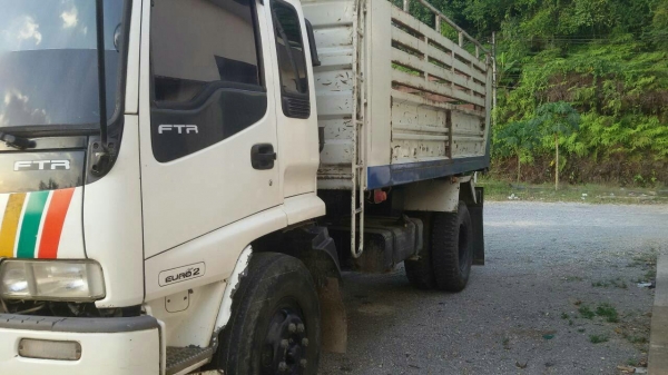 รถอีซูซุ 6 ล้อดั้ม 210 แรงม้า. ปี 49  ( รถวิ่ง 2xx,xxx กม. )   สนใจติดต่อ 081 - 6079515