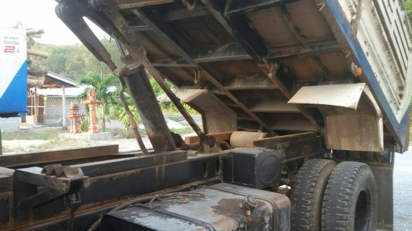 รถอีซูซุ 6 ล้อดั้ม 210 แรงม้า. ปี 49  ( รถวิ่ง 2xx,xxx กม. )   สนใจติดต่อ 081 - 6079515