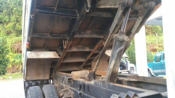 รถอีซูซุ 6 ล้อดั้ม 210 แรงม้า. ปี 49  ( รถวิ่ง 2xx,xxx กม. )   สนใจติดต่อ 081 - 6079515