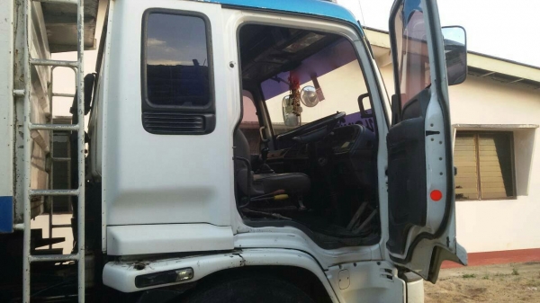 รถอีซูซุ 6 ล้อดั้ม 210 แรงม้า. ปี 49  ( รถวิ่ง 2xx,xxx กม. )   สนใจติดต่อ 081 - 6079515